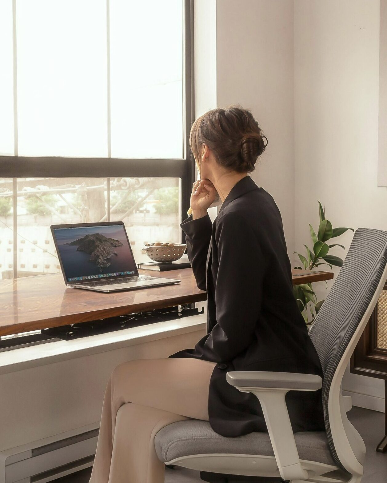 Altura correcta del escritorio y la silla: como ajustarlos a tu cuerpo