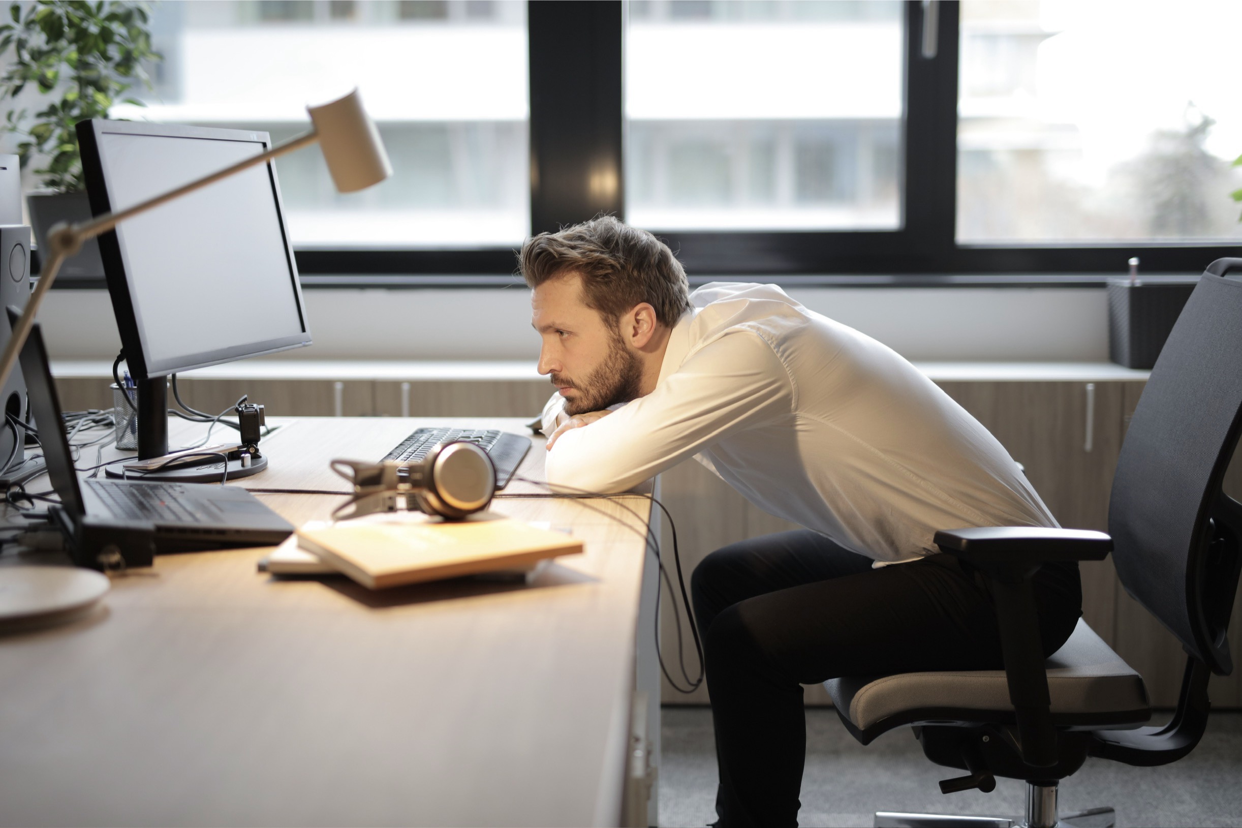 Por qué te duele la espalda trabajando desde casa
