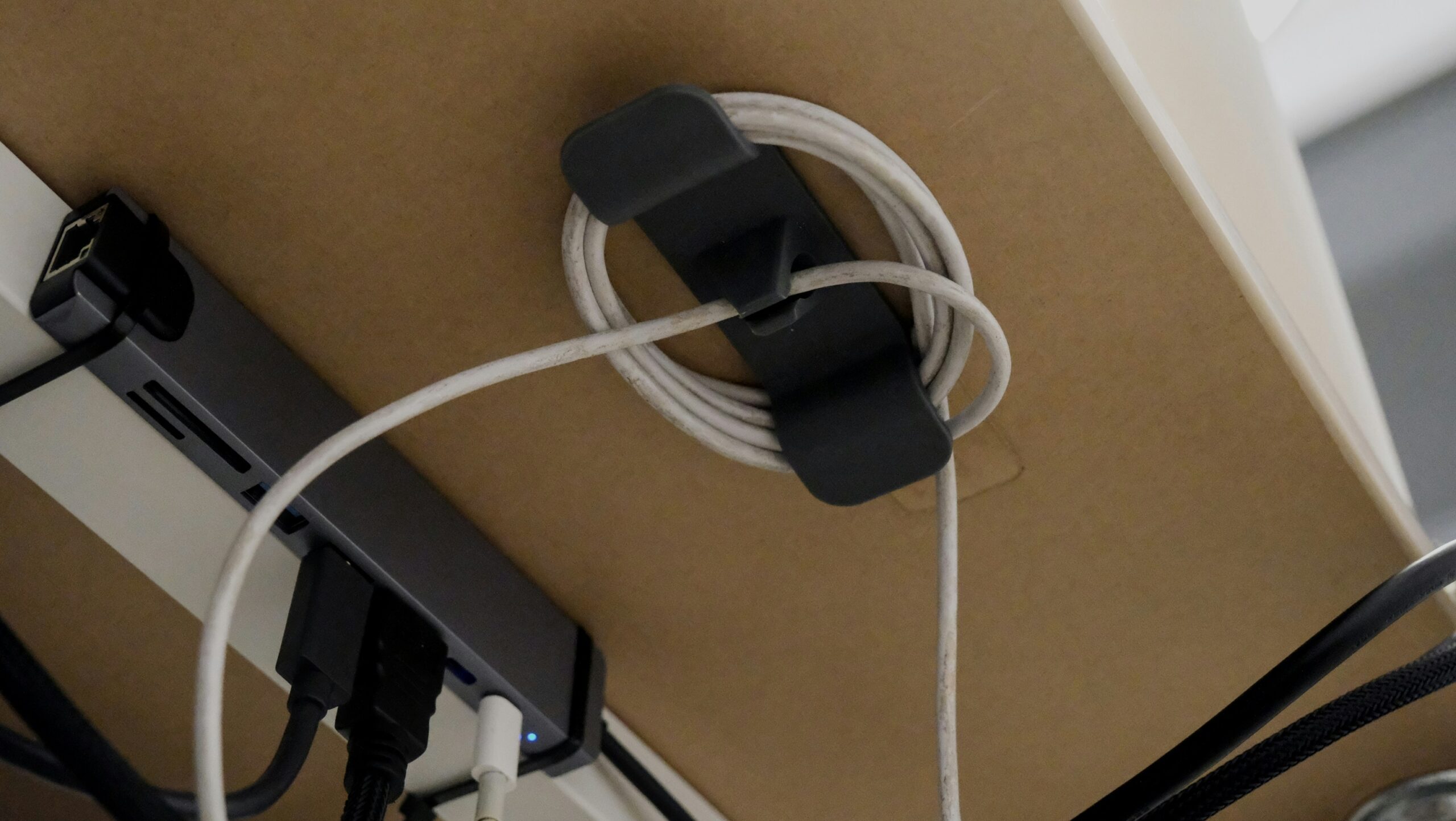 Cómo organizar los cables del escritorio: 10 técnicas de cable management